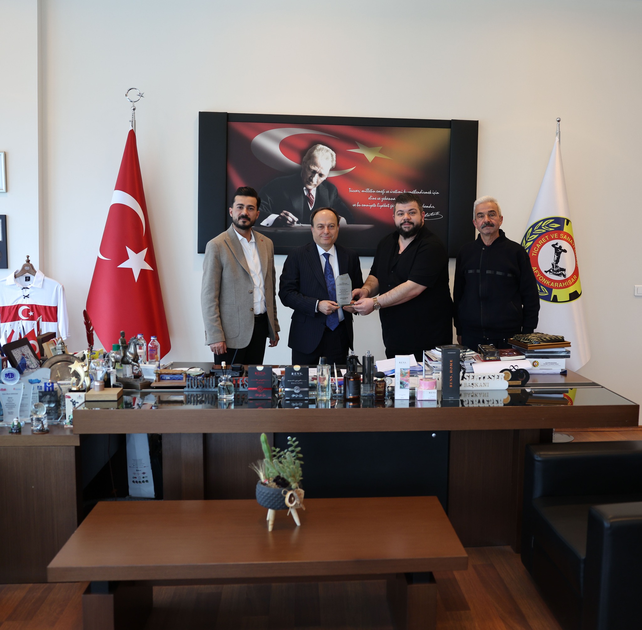 Benz Kozmetik Ortaklarından Başkan Serteser’e Ziyaret ve Teşekkür Plaketi